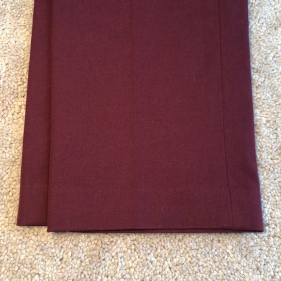 LOFT | Straight Leg Pleated Slacks in Merlot Red - Size 0 - Picture 3 of 6